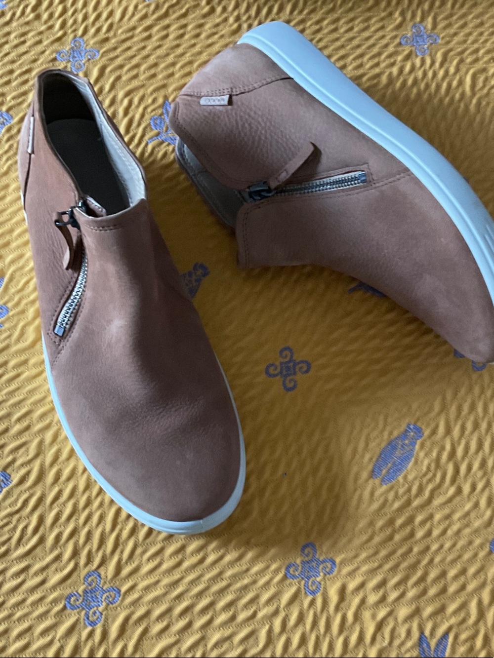 Women's Zip-Detail Ankle Booties in Cashmere color